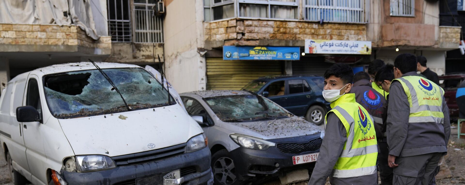 Trabajadores de la Defensa Civil de Hezbolá buscan restos mortales cerca de un edificio de apartamentos donde un ataque israelí mató al líder político de Hamás Saleh Arouri, Líbano, 3 de enero de 2024  - Sputnik Mundo, 1920, 08.01.2024