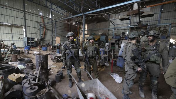 Soldados israelíes en una instalación que, según el Ejército de Israel, es una fábrica de cohetes de Hamás en al-Bureij, en el centro de la Franja de Gaza - Sputnik Mundo