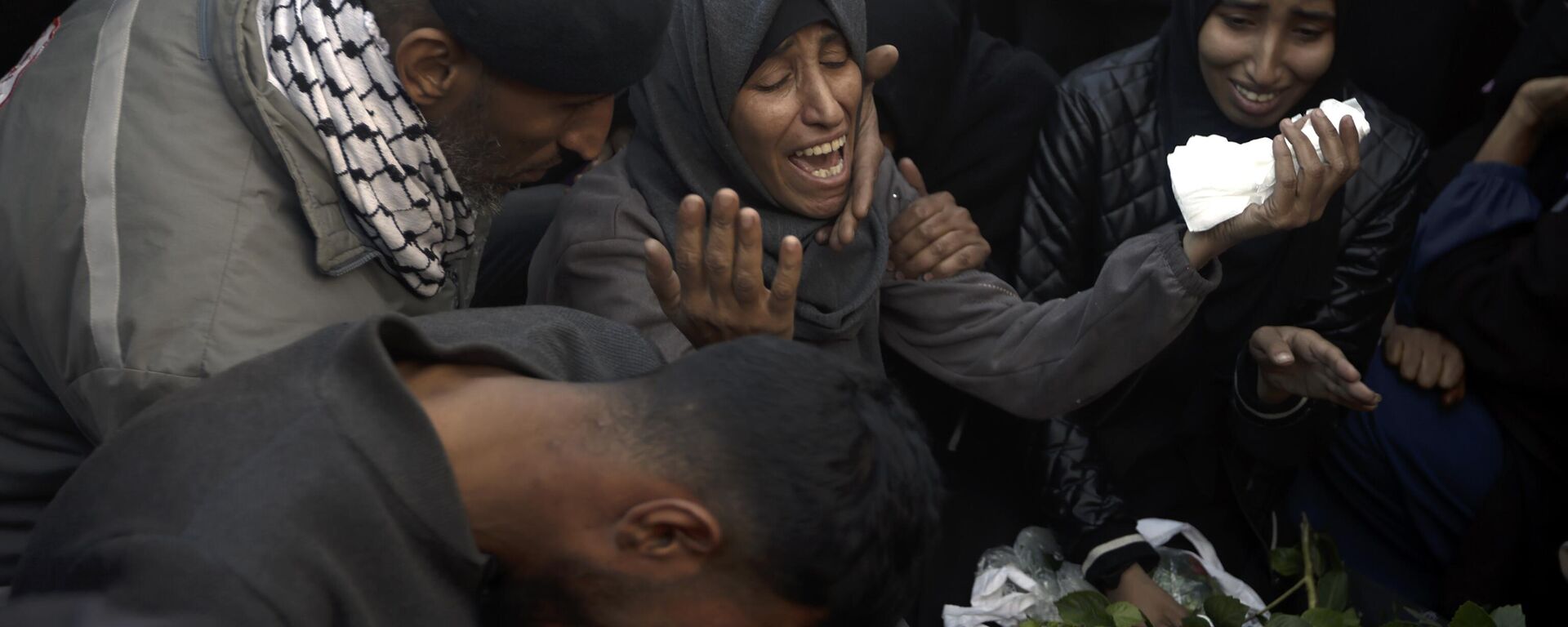 Palestinos lloran a sus familiares muertos en los bombardeos israelíes sobre la Franja de Gaza - Sputnik Mundo, 1920, 02.06.2024