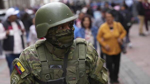 Un soldado del Ejército de Ecuador en las calles de Quito, el 9 de enero de 2024 - Sputnik Mundo