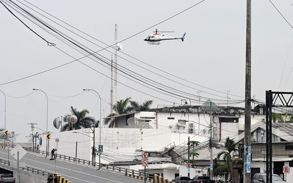 El 9 de enero, hombres armados irrumpieron en el estudio de TC Televisión en Guayaquil y tomaron como rehenes a los presentadores durante una emisión en directo.En la foto: un helicóptero de la policía sobrevuela el estudio de TC Televisión en Guayaquil. - Sputnik Mundo