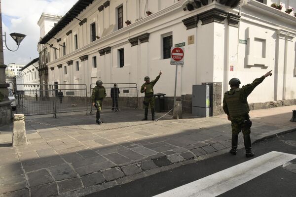 En Ecuador reina el caos y los tiroteos por todas partes. Los combatientes atacan a militares y policías, secuestran a personas, roban tiendas e irrumpen en programas de televisión en directo.En la foto: los militares acordonan la plaza frente al palacio presidencial de Quito. - Sputnik Mundo