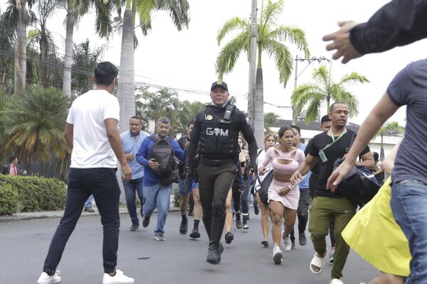 Agentes de policía evacuan a empleados de TC Televisión en Guayaquil. - Sputnik Mundo