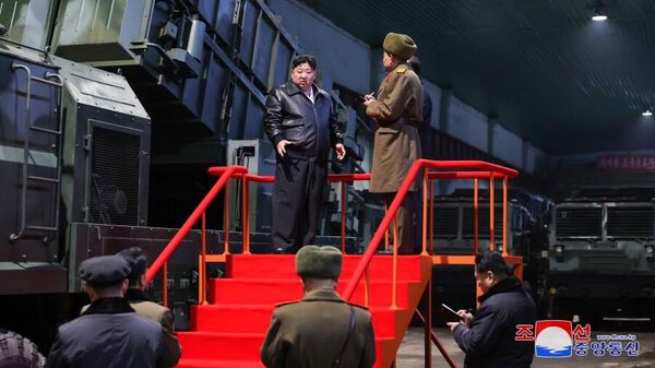 El líder norcoreano Kim Jong-un visita fábricas militares - Sputnik Mundo