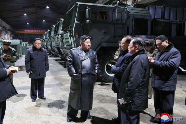 Los días 8 y 9 de enero, Kim Jong-un visitó las principales fábricas de defensa norcoreanas, donde inspeccionó la producción de armas y municiones, y asimismo, elogió su trabajo. - Sputnik Mundo
