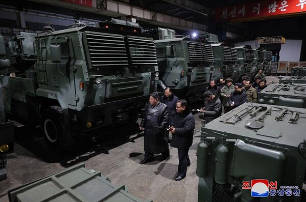 Kim Jong-un también evaluó la situación de seguridad de Corea del Norte y la situación en la región, indicando la necesidad de la continua creación de una fuerza militar superior. - Sputnik Mundo