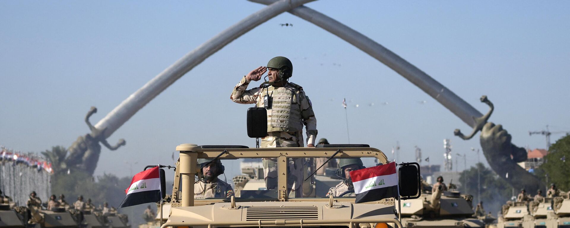 Tropas del Ejército iraquí conducen sus vehículos bajo el hito del Arco de la Victoria, durante un desfile con motivo del Día del Ejército en Bagdad, Irak, el 6 de enero de 2024. - Sputnik Mundo, 1920, 11.01.2024