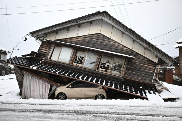 Las secuelas de un fuerte terremoto en la prefectura de Ishikawa, Japón, que causó la muerte de más de 200 personas y dejó decenas de desaparecidos. - Sputnik Mundo