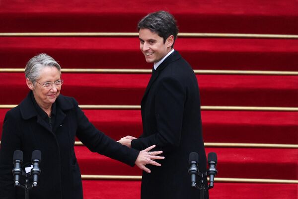 El nuevo primer ministro francés Gabriel Attal y su predecesora Elisabeth Borne en la ceremonia de traspaso de poderes en el Hotel Matignon de París, Francia. - Sputnik Mundo
