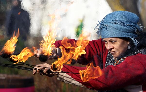 Espectáculo de fuego durante las festividades cosacas en el complejo etnográfico de la aldea cosaca de Ataman, en la localidad de Tamán, región de Krasnodar, Rusia. - Sputnik Mundo