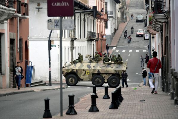 Las fuerzas de seguridad patrullan los alrededores de la plaza central y el palacio presidencial de Quito después de que Ecuador impusiera un régimen de &quot;conflicto armado interno&quot;. - Sputnik Mundo