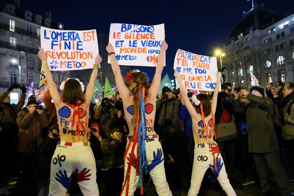 Feministas durante una manifestación contra el sexismo en la plaza Saint Augustin de París, Francia. - Sputnik Mundo