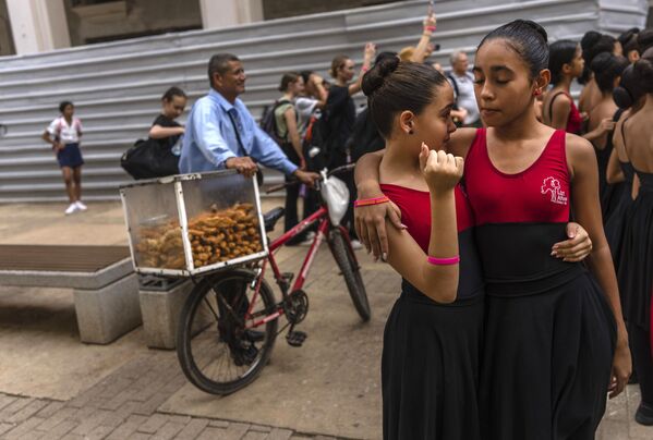 Participantes en un espectáculo callejero como parte del festival Ballet Más Allá de las Fronteras en La Habana, Cuba. - Sputnik Mundo