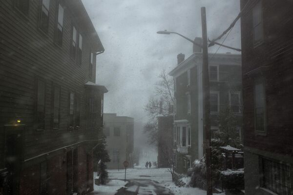 Peatones en una calle de la ciudad de Providence, Rhode Island, EEUU, durante una tormenta de nieve. - Sputnik Mundo