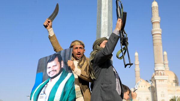 Manifestantes hutíes durante una protesta tras los ataques de las fuerzas estadounidenses y británicas, en Saná, el 12 de enero de 2024 - Sputnik Mundo
