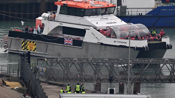Barco de la Fuerza de Fronteras del Reino Unido transporta migrantes, algunos de los primeros en ser recogidos en el mar en 2024 al intentar cruzar el Canal de la Mancha desde Francia, el 13 de enero - Sputnik Mundo