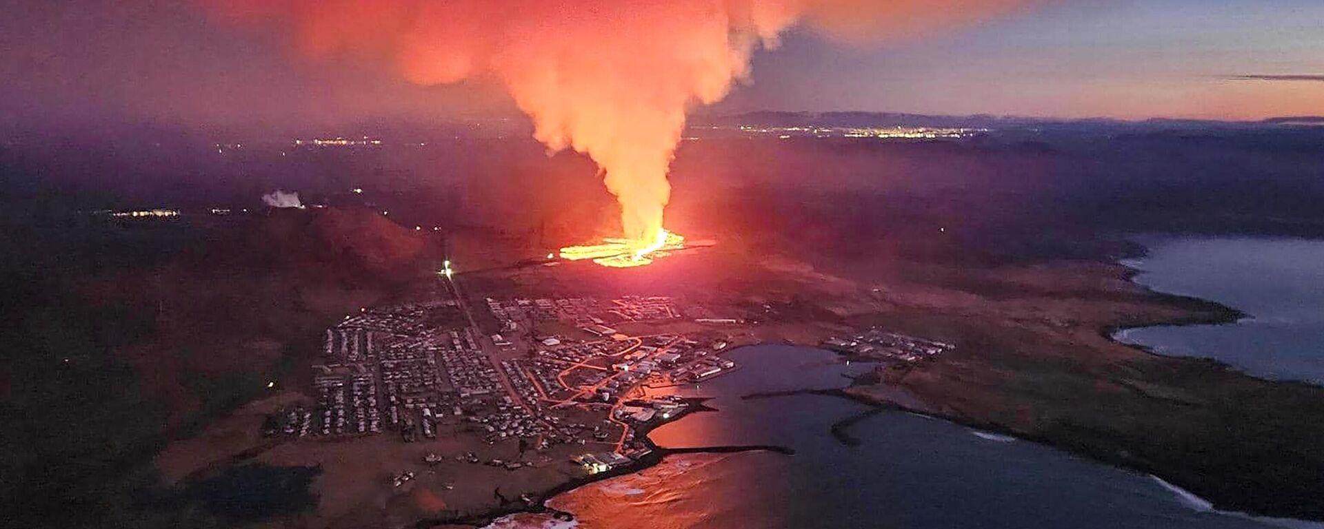 La erupción volcánica más fuerte de los últimos 50 años en Islandia - Sputnik Mundo, 1920, 15.01.2024