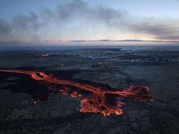 Grindavik, un antiguo pueblo pesquero de 4.000 habitantes, está situado en una zona de gran actividad sísmica. Aquí ya se han producido erupciones con anterioridad.En la foto: lava saliendo de una fisura cerca de Grindavik, en la península de Reykjanesskagi (Islandia). - Sputnik Mundo