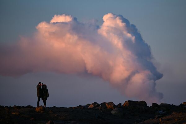 En 2010, las cenizas de las erupciones del volcán Eyjafjallajökull, en el sur de Islandia, se extendieron a gran parte de Europa, provocando la cancelación de unos 100.000 vuelos.En la foto: humo procedente de un volcán en erupción cerca de la ciudad de Grindavik, en la península de Reykjanesskagi (Islandia). - Sputnik Mundo