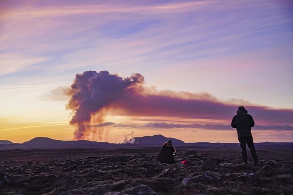 En 1973, el volcán Eldfell entró en erupción en el sur de Islandia, en la isla de Heimaey. En la ciudad homónima de la isla, las casas quedaron destruidas y la propia isla se cubrió de ceniza negra.  En la foto: erupción volcánica cerca de Grindavik. - Sputnik Mundo