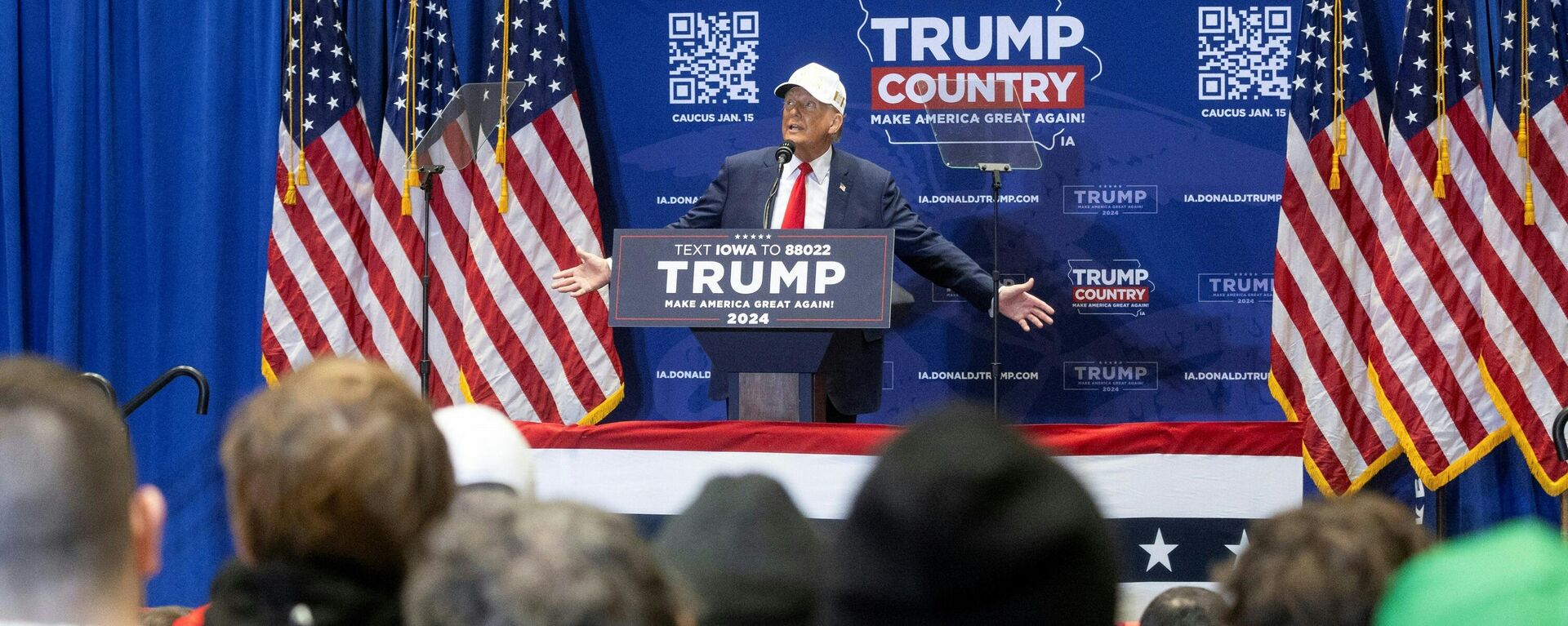 El expresidente de EEUU y aspirante republicano a la presidencia, Donald Trump, habla durante un mitin para comprometerse con el caucus en Iowa, el 14 de enero de 2024. - Sputnik Mundo, 1920, 16.01.2024