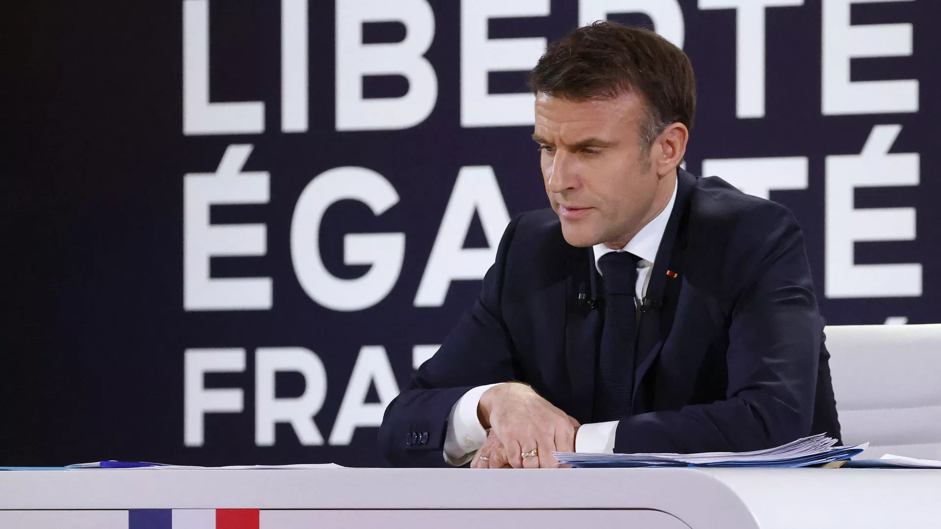 El presidente de Francia, Emmanuel Macron, reacciona durante una rueda de prensa para presentar el rumbo del recién nombrado gobierno de Francia en el Palacio del Elíseo en París el 16 de enero de 2024. - Sputnik Mundo, 1920, 01.07.2024