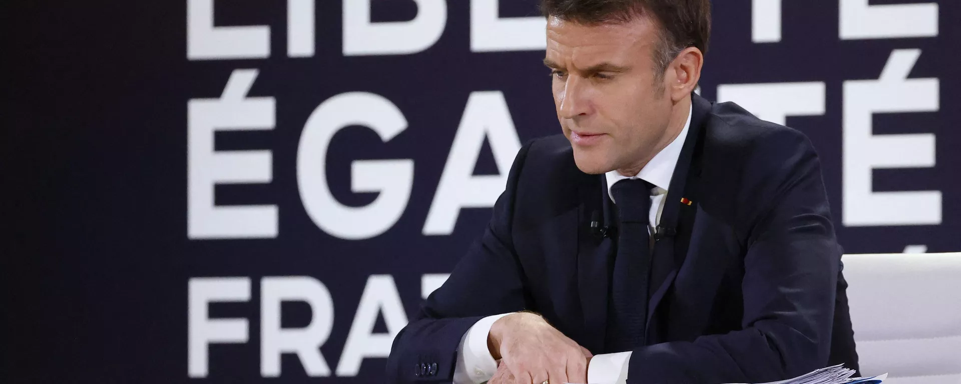 El presidente de Francia, Emmanuel Macron, reacciona durante una rueda de prensa para presentar el rumbo del recién nombrado gobierno de Francia en el Palacio del Elíseo en París el 16 de enero de 2024. - Sputnik Mundo, 1920, 01.07.2024