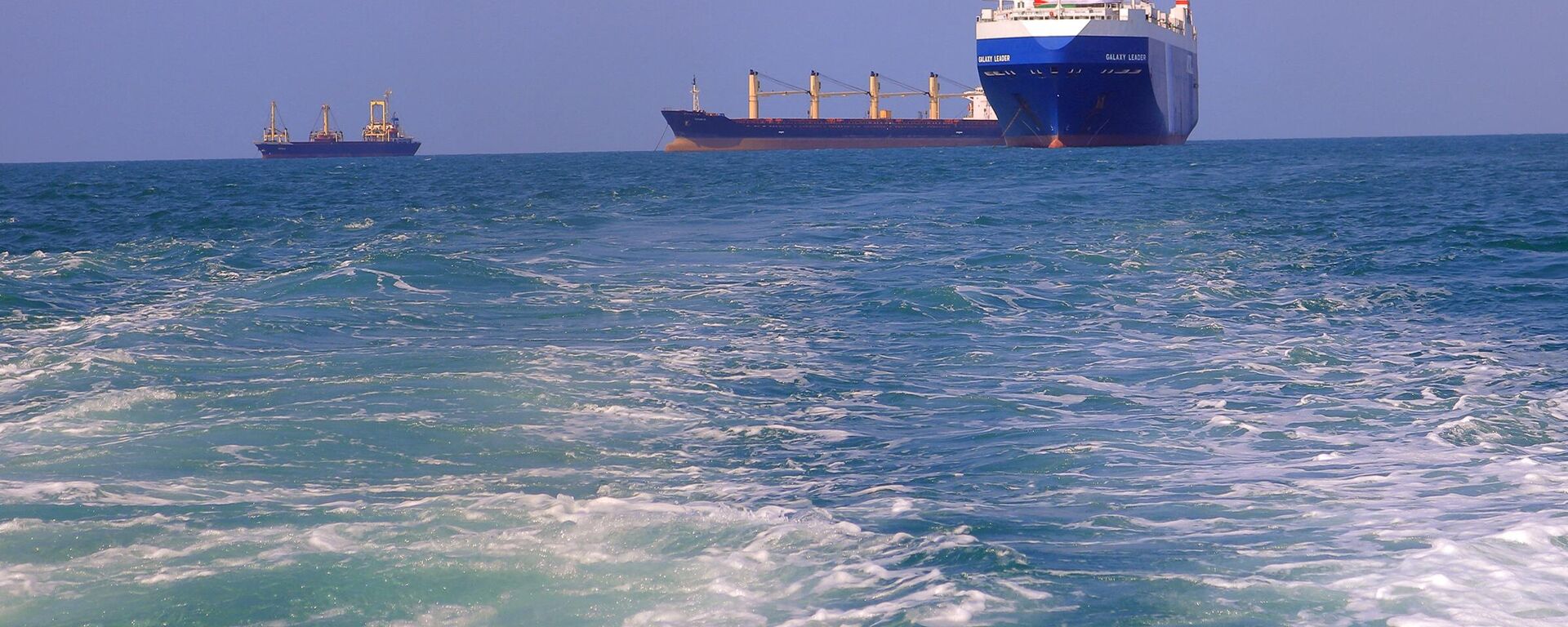 El carguero Galaxy Leader, capturado por los combatientes hutíes en noviembre de 2022, acercándose al puerto en el Mar Rojo frente a la provincia yemení de Hodeida. - Sputnik Mundo, 1920, 06.02.2024