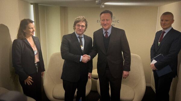 El presidente argentino, Javier Milei, junto al canciller británico, David Cameron, durante el Foro de Davos - Sputnik Mundo
