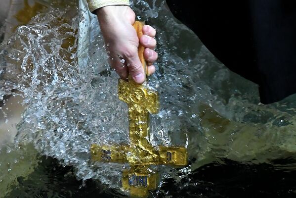 La Epifanía es una de las doce fiestas más importantes del cristianismo. En la foto: un clérigo realiza el rito de consagrar el agua en la festividad de la Epifanía en la ciudad rusa de Vladivostok. - Sputnik Mundo