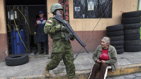 Soldados patrullan un barrio residencial del sur de Quito, Ecuador - Sputnik Mundo