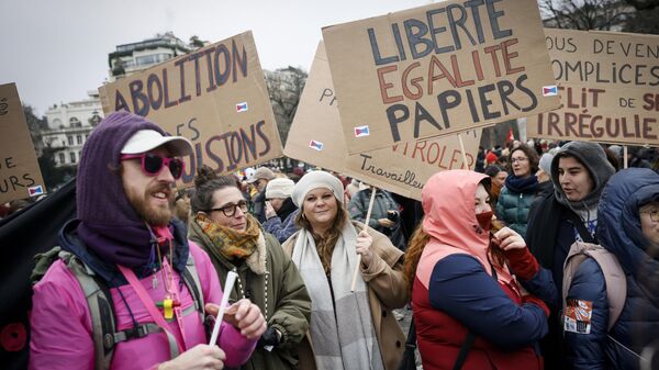 Protestas en Francia contra nueva ley de migración - Sputnik Mundo