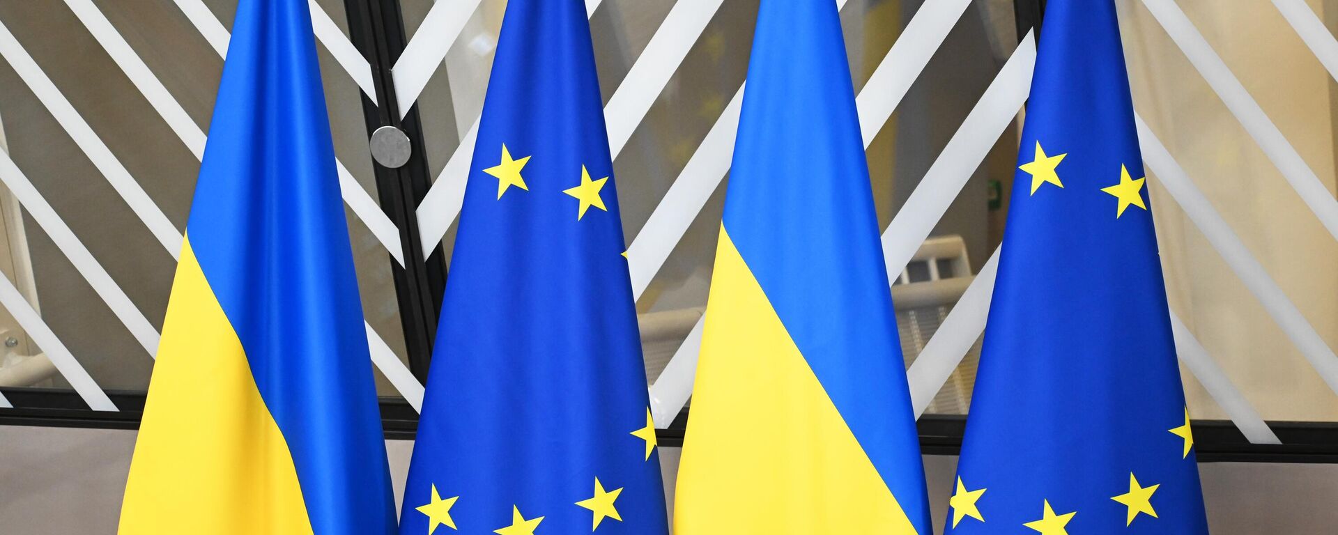 Banderas nacionales ucranianas y banderas con símbolos de la UE durante la cumbre de la Unión Europea en Bruselas - Sputnik Mundo, 1920, 23.03.2024