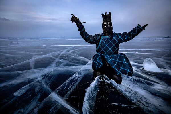 El griego Athanasios Maloukos ganó en la categoría Gente y Culturas (People and Cultures Portfolio), con una foto tomada en el lago Baikal, en Siberia (Rusia). - Sputnik Mundo