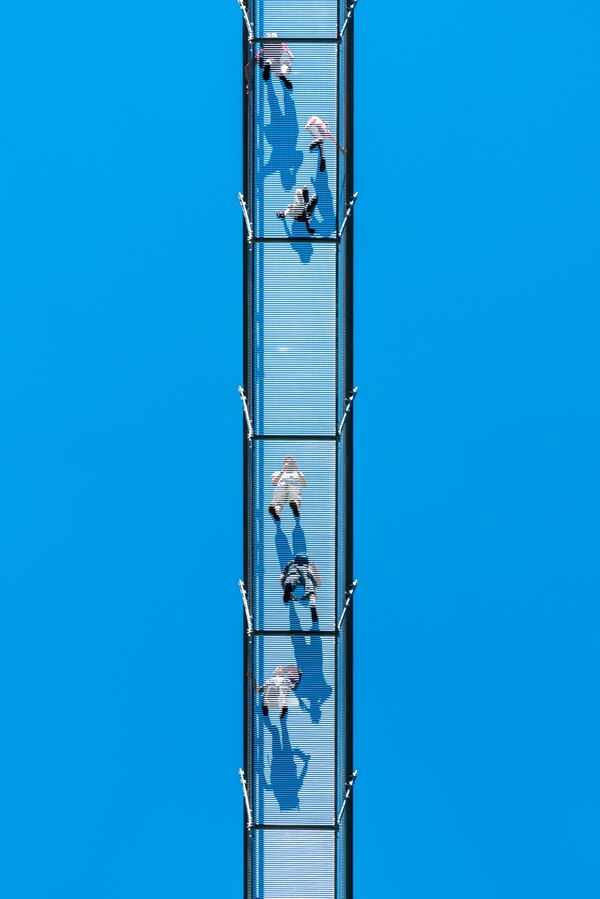 Josien van Geffen, de los Países Bajos, ganó en la categoría Una foto: Arriba, A la altura de los ojos, Abajo (MPB One Shot: Above, Eye Level, Below). La imagen muestra el puente colgante Highline179 en la ciudad austriaca de Reutte. - Sputnik Mundo