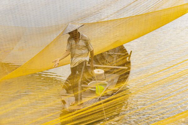 La fotografía de Julian Elliott de un pescador en el río Thu Bon, en la provincia vietnamita de Quang Nam, recibió una mención especial en la categoría Mejor Imagen Individual de Gente y Culturas (Best Single Image in a People and Cultures Portfolio). - Sputnik Mundo