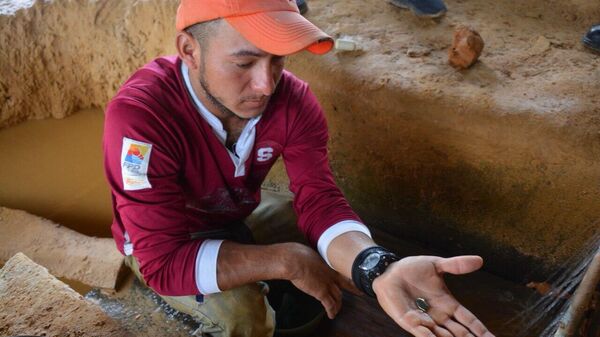 Un minero nicaragüense en una mina de oro - Sputnik Mundo