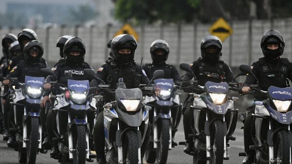 Policías ecuatorianos trasladando a familiares del narcotraficante ecuatoriano conocido como 'Fito' - Sputnik Mundo