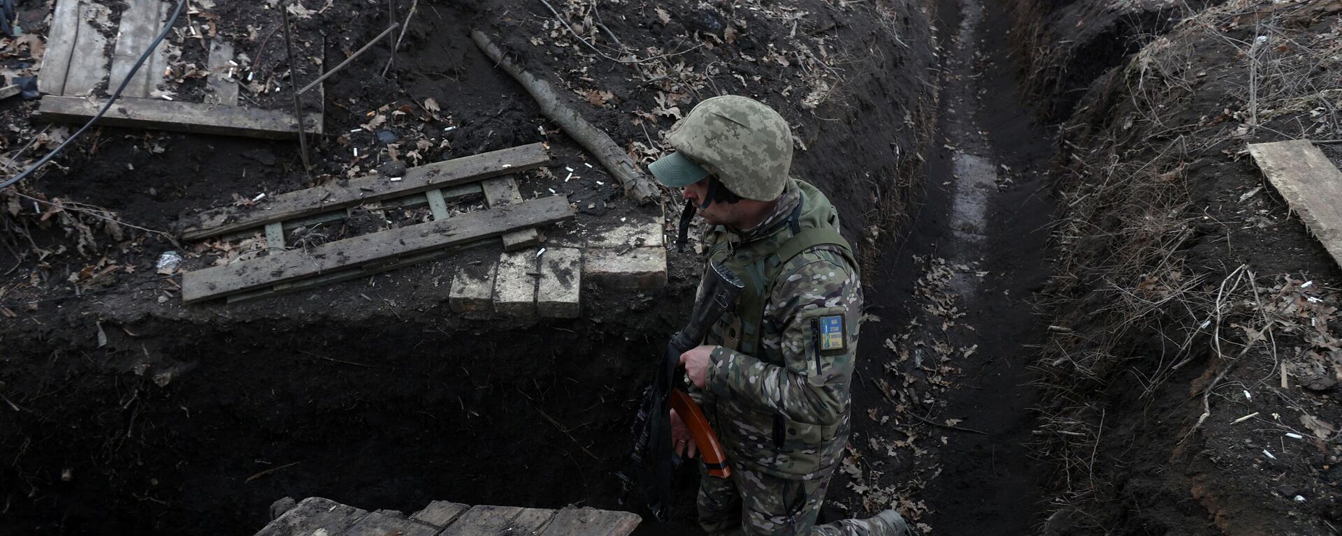 Un militar ucraniano en una trinchera en la región de Donetsk en enero de 2023 - Sputnik Mundo, 1920, 21.02.2024