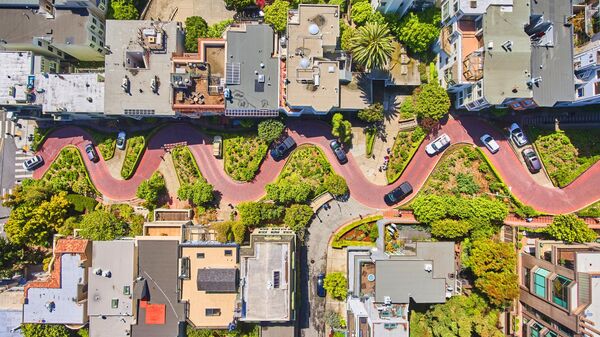 Lombard Street, en Russian Hill (San Francisco, EEUU), es la calle más torcida del mundo. Tiene ocho curvas pronunciadas a lo largo de solo 180 metros. El terreno por el que atraviesa la calle tiene una pendiente del 27%, y para que los coches pudieran superar de algún modo este tramo, en 1922 se construyó esta &quot;serpentina&quot;. - Sputnik Mundo
