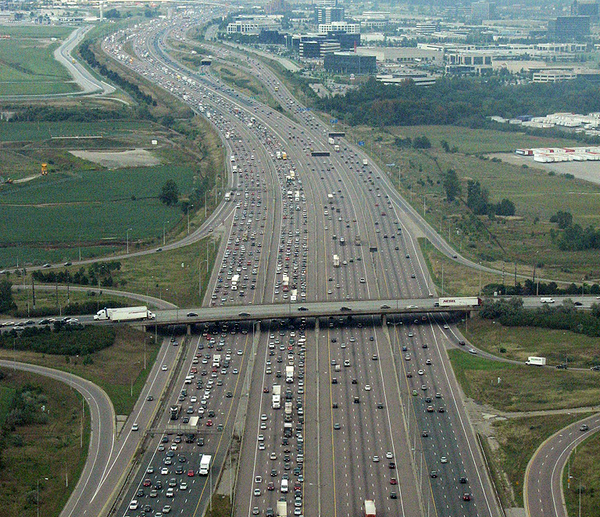 Ontario Highway 401, en la provincia canadiense de Ontario, también conocida como Macdonald-Cartier Freeway, o coloquialmente conocida como four-oh-one, es la autopista más ancha del mundo. Se extiende entre Windsor y la ciudad de Quebec y consta de 22 carriles: 18  principales y 4 de acceso. Es también la autopista más transitada de Norteamérica. - Sputnik Mundo
