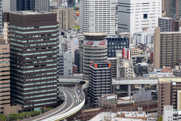 La autopista Hanshin Expressway conecta Osaka, Kioto y Kobe en Japón. El urbanismo en estas ciudades es tan denso que una de las salidas de la autopista pasa justo por el edificio de 16 plantas Gate Tower de Osaka. - Sputnik Mundo