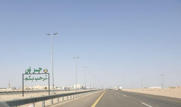 La Highway 10 de Arabia Saudita es la carretera recta más larga del mundo, con 256 kilómetros sin una sola curva. Empieza cerca del pueblo de Haradh y atraviesa el desierto hasta la frontera estatal. - Sputnik Mundo