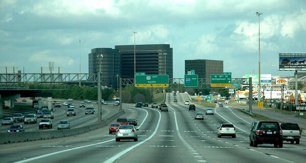 La autopista Katy Freeway, parte de la interestatal 10 entre las ciudades de Houston y Katy, en el estado de Texas, rivaliza con la Ontario Highway 401 en anchura y saturación. La autopista Katy Freeway I-10 solo tiene 37 kilómetros de longitud, con una anchura media de 10 carriles, que aumenta hasta 26 vías en algunos tramos. Por la carretera Katy Freeway circulan más de 200.000 vehículos al día. - Sputnik Mundo