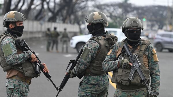 Soldados vigilan los alrededores de la Base Aérea Simón Bolívar en Guayaquil, Ecuador, el 19 de enero de 2024 - Sputnik Mundo