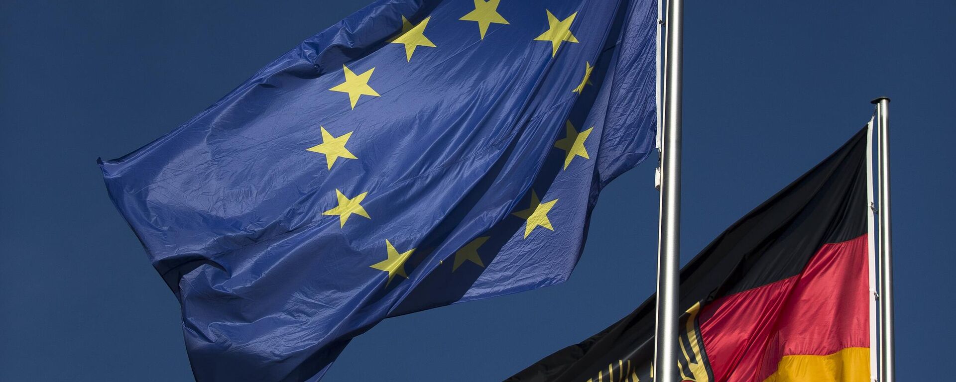 La bandera de UE y la alemana ondean al viento frente a la cancillería el viernes 12 de octubre de 2012 en Berlín. - Sputnik Mundo, 1920, 27.01.2024