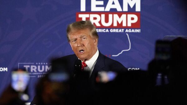 El aspirante presidencial republicano y expresidente de EEUU Donald Trump habla durante un mitin en Laconia, Nuevo Hampshire, el 22 de enero de 2024.  - Sputnik Mundo