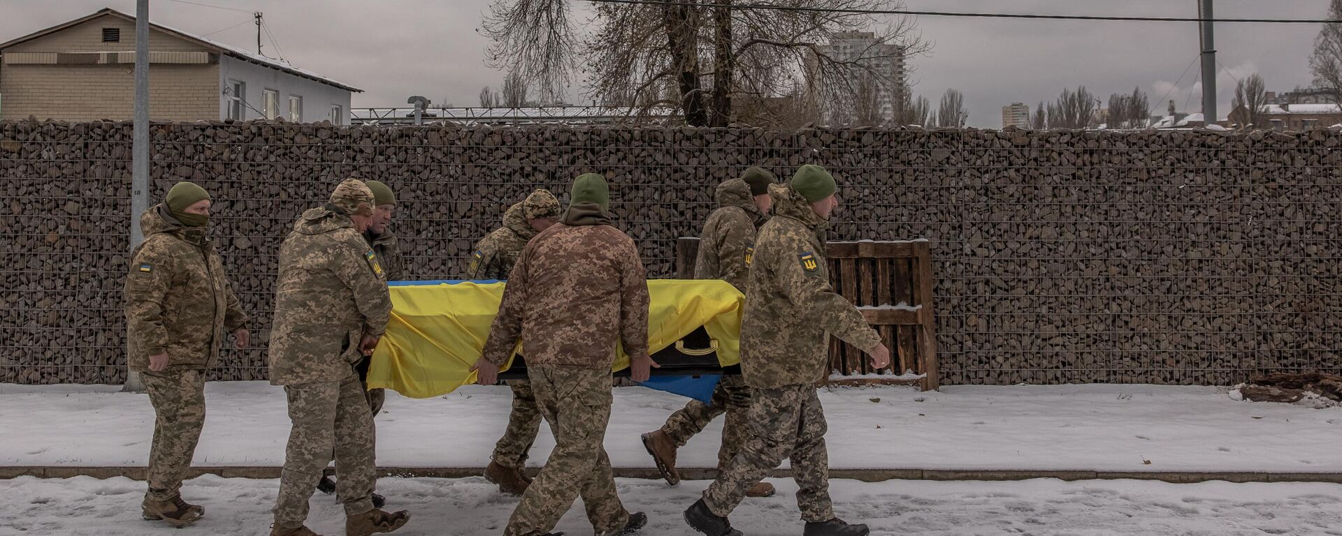 Militares ucranianos cargan un ataúd de uno de sus compañeros, sobre el cual hay una bandera de Ucrania - Sputnik Mundo, 1920, 24.01.2024