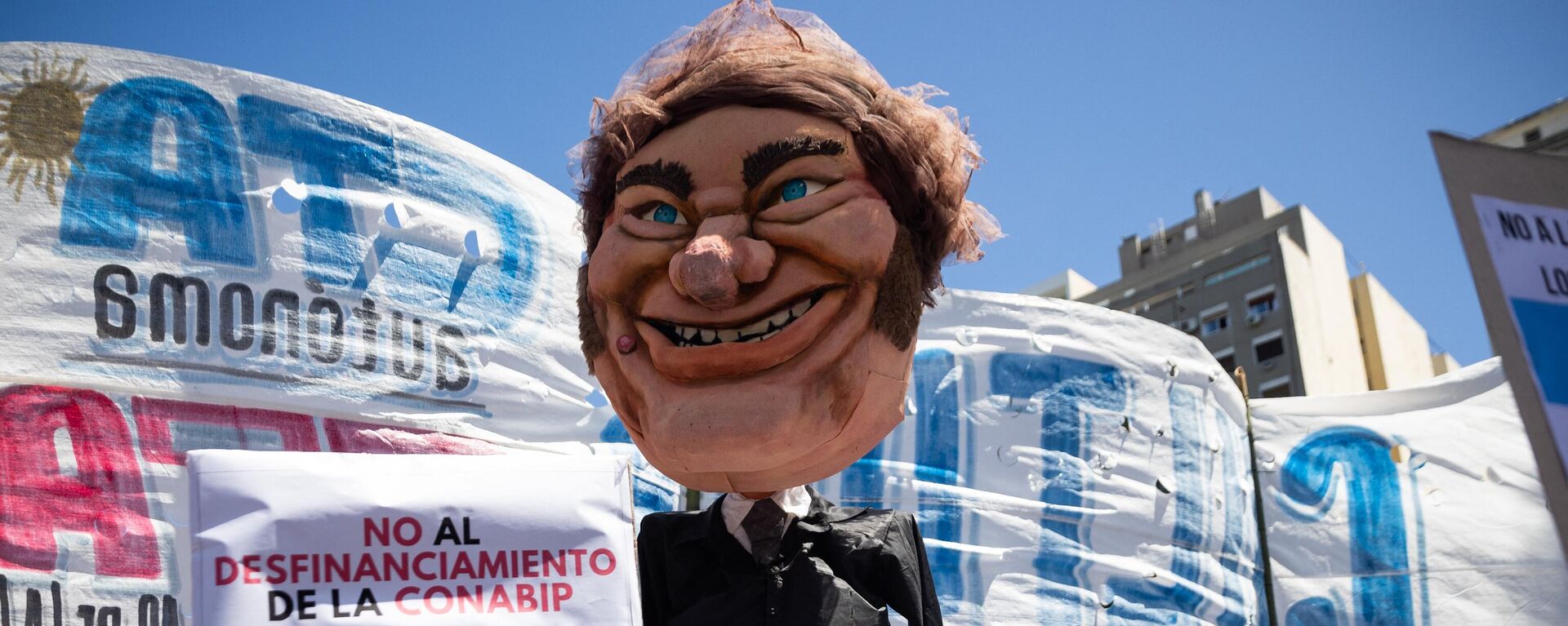 Un muñeco del presidente argentino Javier Milei es visto durante una manifestación durante un paro nacional contra el gobierno de Javier Milei en el centro de Buenos Aires, el 24 de enero de 2024 - Sputnik Mundo, 1920, 03.02.2024