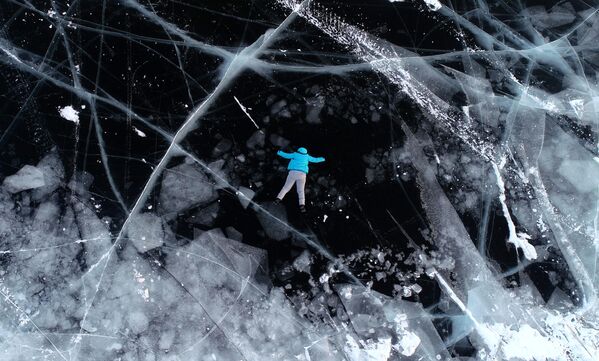 En la región de Krasnoyarsk la temperatura alcanzó los 50 °C bajo cero.En la foto: una mujer sobre el hielo del río Yeniséi. - Sputnik Mundo